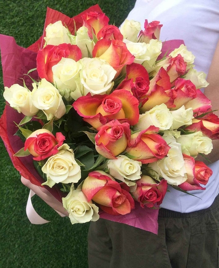 35 Ромашек Микс в изящной корзине